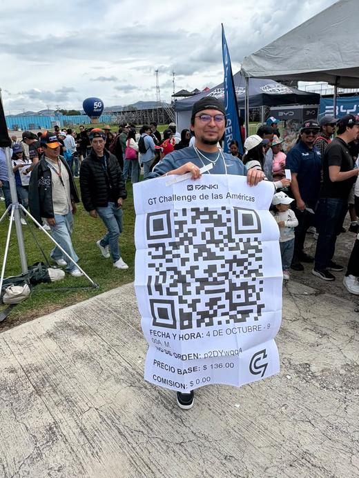 Aficionado con cartel del GT Challenge
